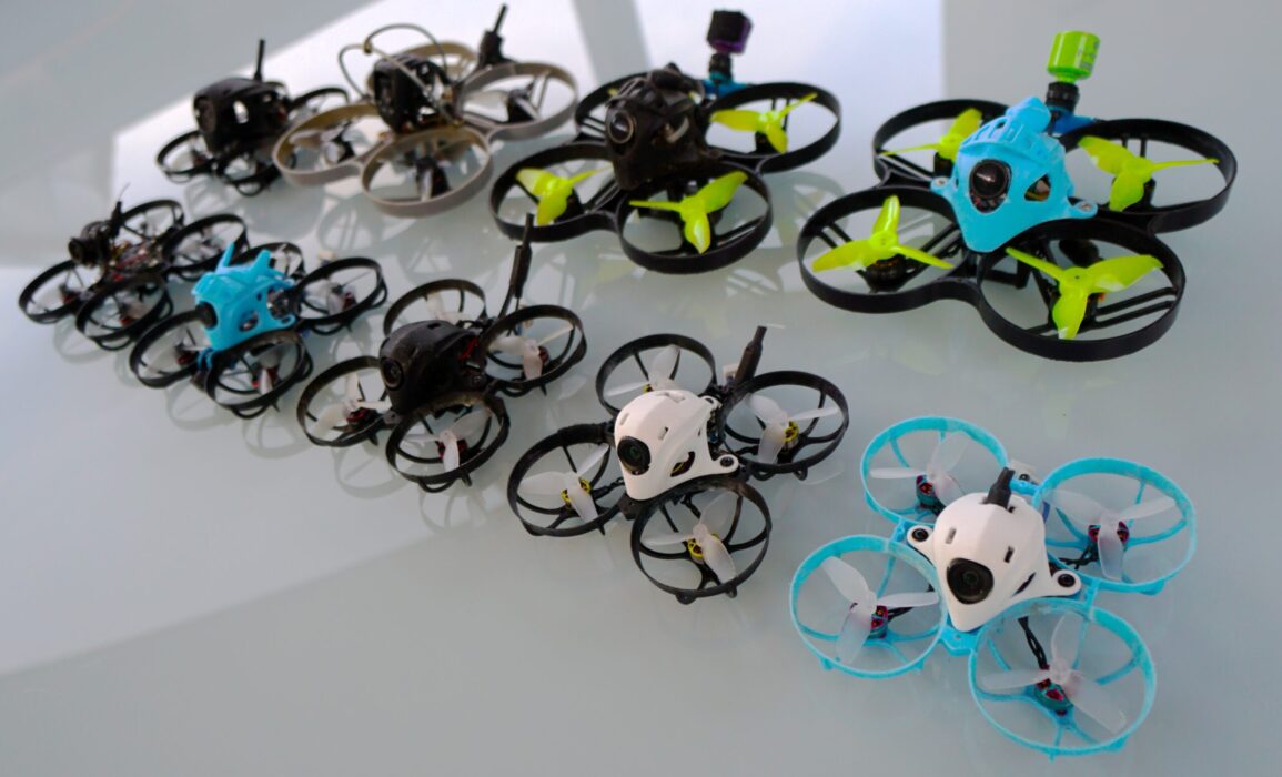 Das Bild zeigt Tinywhoops in verschiedenen Größen und Farben.