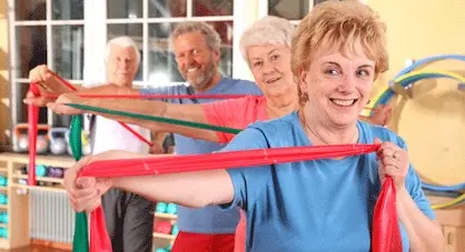 Das Bild zeigt Senioren bei der Gymnastik