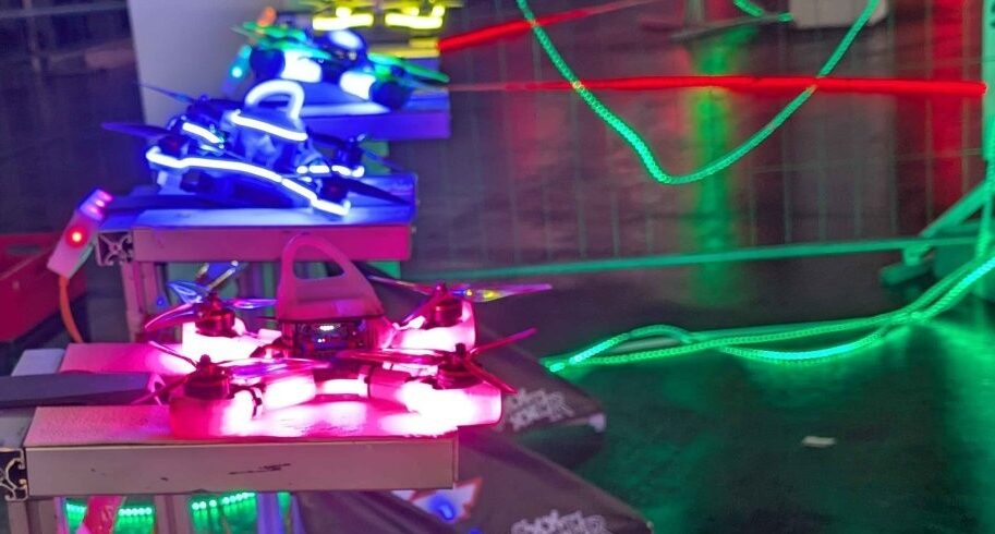 Im Bild sind verschieden Racecopter auf Startrampen zu sehen.